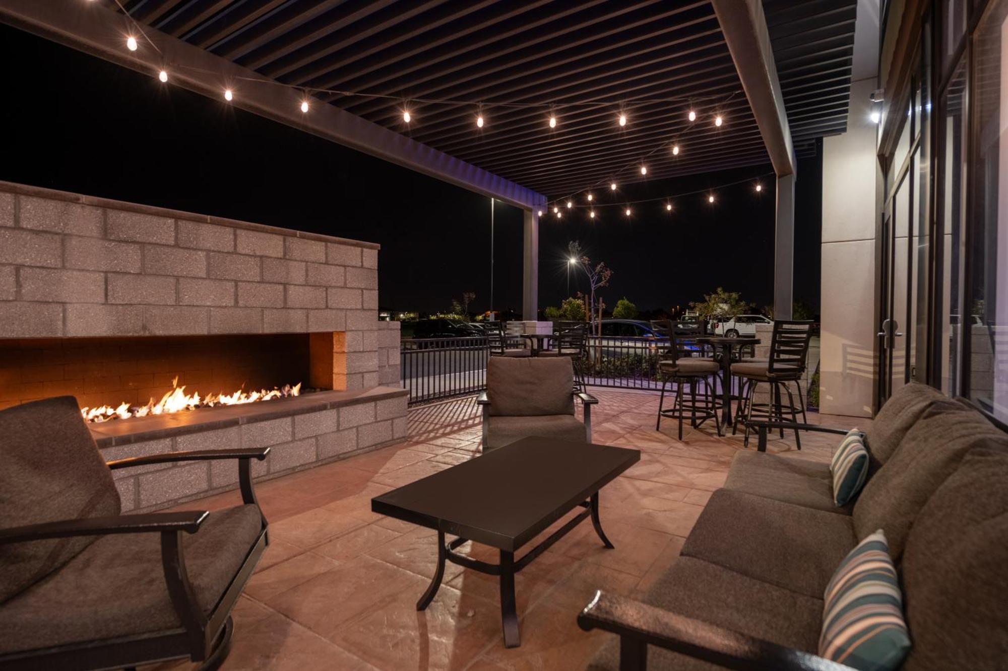 Holiday Inn Express & Suites - Gilbert - Mesa Gateway Airport Extérieur photo